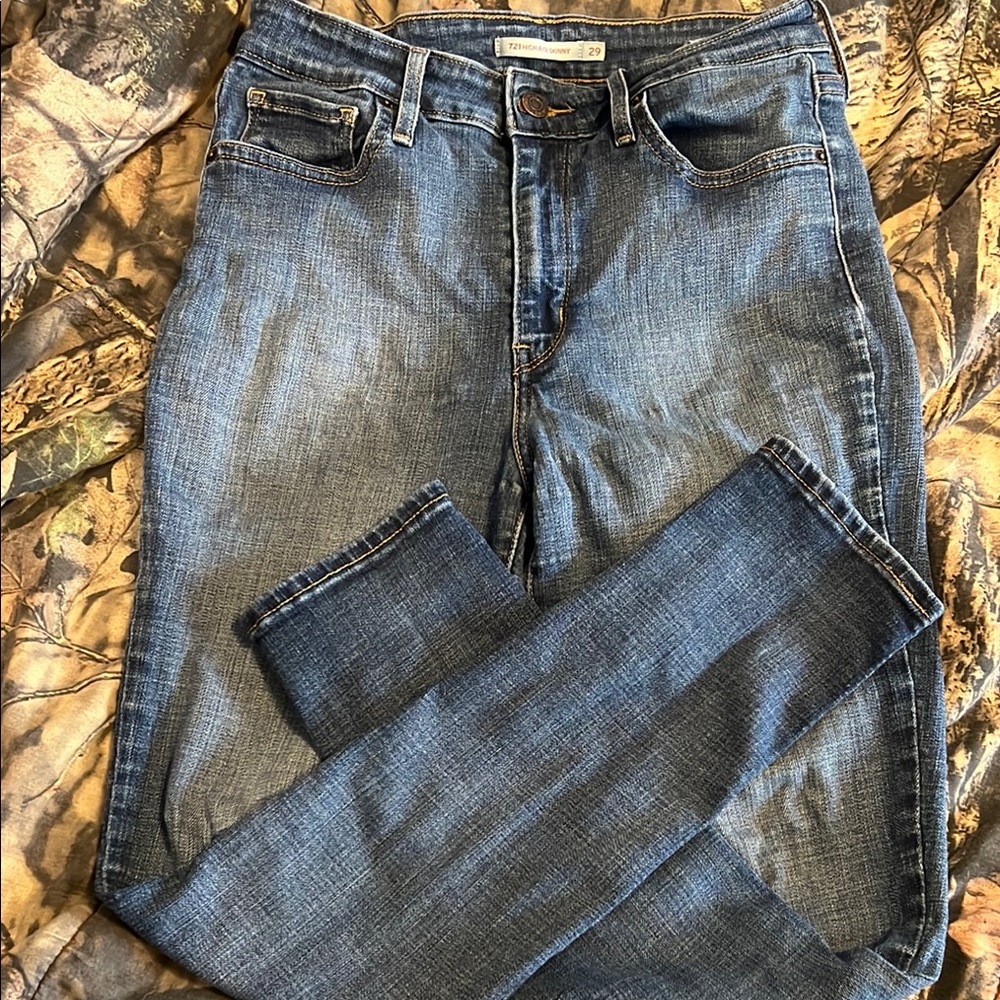 Levi High Rise Skinny jeans size 29